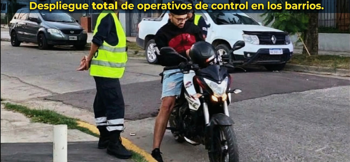 Operativo de seguridad vial y control de tránsito en los barrios de Merlo con agentes municipales y policía.