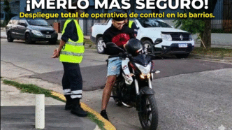 Operativo de seguridad vial y control de tránsito en los barrios de Merlo con agentes municipales y policía.