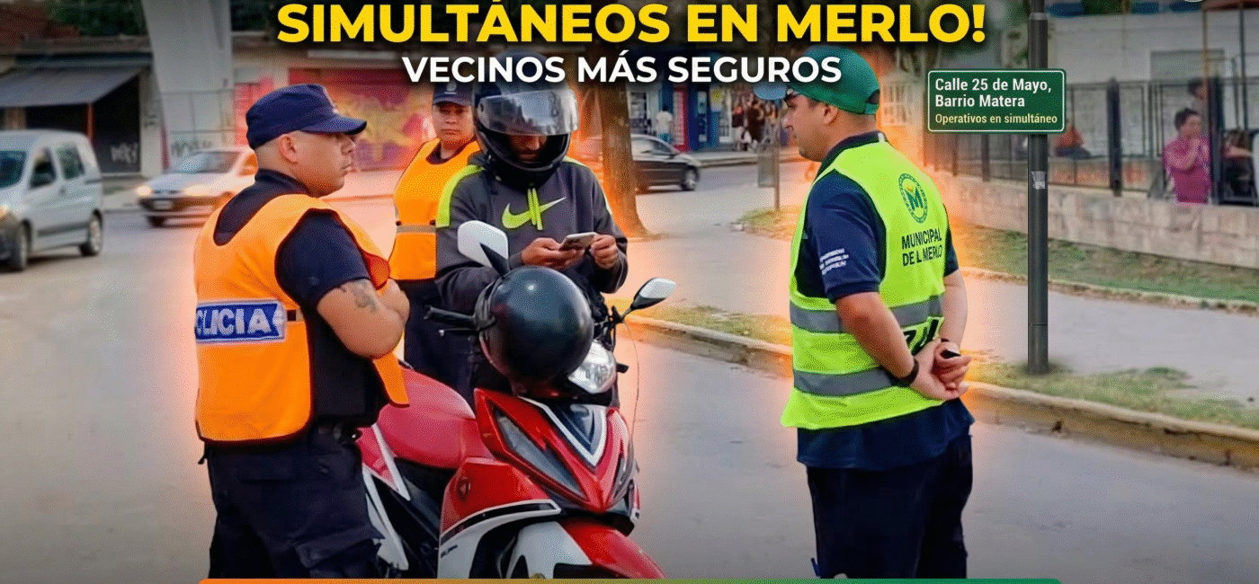 Operativo de control de tránsito y seguridad en Merlo, policía y agentes municipales controlando a un motociclista en la calle para prevención de delitos.