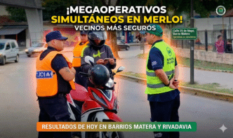 Operativo de control de tránsito y seguridad en Merlo, policía y agentes municipales controlando a un motociclista en la calle para prevención de delitos.