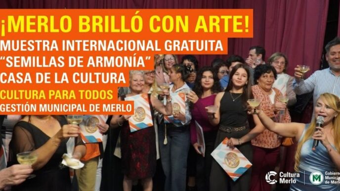 Vecinos y artistas celebrando el éxito rotundo de la muestra de arte internacional y gratuita Semillas de Armonía en la Casa de la Cultura de Merlo.