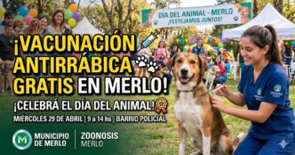 Imagen de un perro feliz recibiendo su vacuna antirrábica gratuita en la mega jornada de Zoonosis Merlo por el Día del Animal. ¡Cuidalos y unite a la campaña!