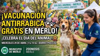 Imagen de un perro feliz recibiendo su vacuna antirrábica gratuita en la mega jornada de Zoonosis Merlo por el Día del Animal. ¡Cuidalos y unite a la campaña!