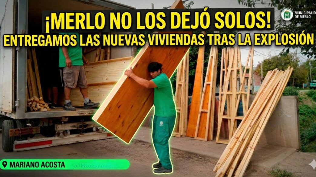 Trabajadores de la Municipalidad de Merlo descargando paneles para las nuevas casas prefabricadas de los vecinos afectados en Mariano Acosta. Asistencia municipal récord.