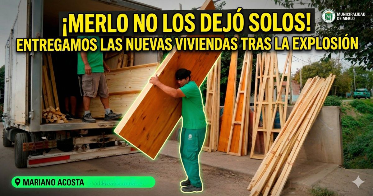 Trabajadores de la Municipalidad de Merlo descargando paneles para las nuevas casas prefabricadas de los vecinos afectados en Mariano Acosta. Asistencia municipal récord.