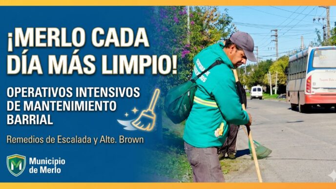 Trabajador municipal de Merlo realizando tareas de limpieza urbana y mantenimiento en los barrios Remedios de Escalada y Almirante Brown.