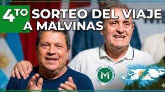 Dos héroes excombatientes de Malvinas emocionados durante el 4to sorteo de viaje a las islas gestionado por el Intendente Gustavo Menéndez en Merlo.