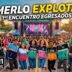 Multitud de jóvenes celebrando en el 1er Encuentro de Egresados en Merlo, Plaza de López, San Antonio de Padua. Evento de la Gestión Municipal con shows y gastronomía.
