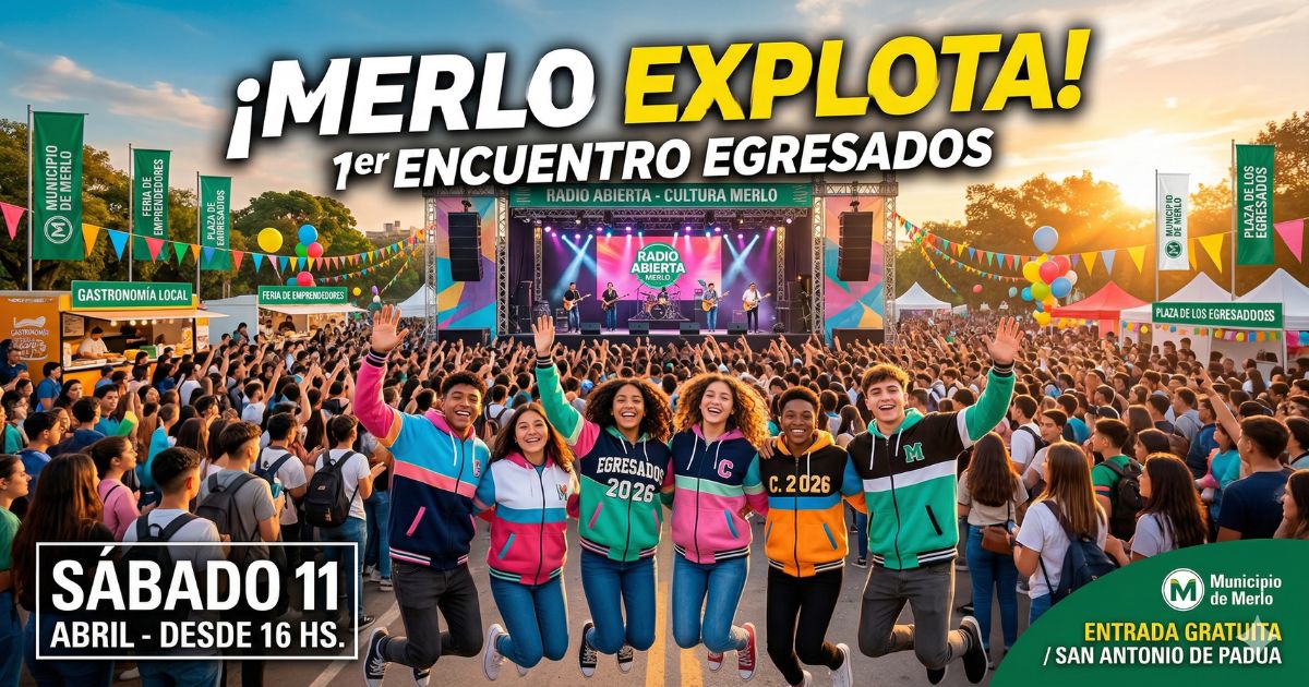 Multitud de jóvenes celebrando en el 1er Encuentro de Egresados en Merlo, Plaza de López, San Antonio de Padua. Evento de la Gestión Municipal con shows y gastronomía.
