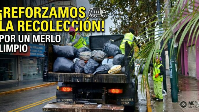 Recolección de residuos en Merlo: Camiones y trabajadores municipales en pleno operativo especial de limpieza durante las lluvias para evitar calles anegadas.