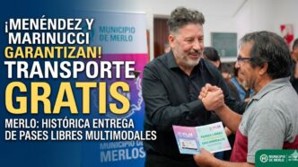 Gustavo Menéndez y Martín Marinucci entregando Pases Libres Multimodales para transporte gratis en Merlo