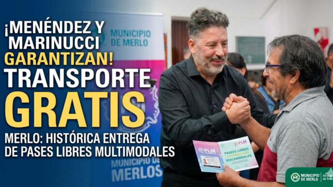 Gustavo Menéndez y Martín Marinucci entregando Pases Libres Multimodales para transporte gratis en Merlo