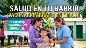 Operativo de vacunación en Merlo: familia recibiendo vacunas gratis en Libertad durante la exitosa campaña de salud municipal