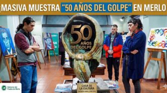 Vecinos en la exitosa muestra de arte por los 50 años del Golpe en la Casa de la Cultura de Merlo.