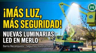 Operarios de la Municipalidad de Merlo instalando nuevas luminarias LED en el Barrio Reconquista para brindar mayor seguridad vecinal.