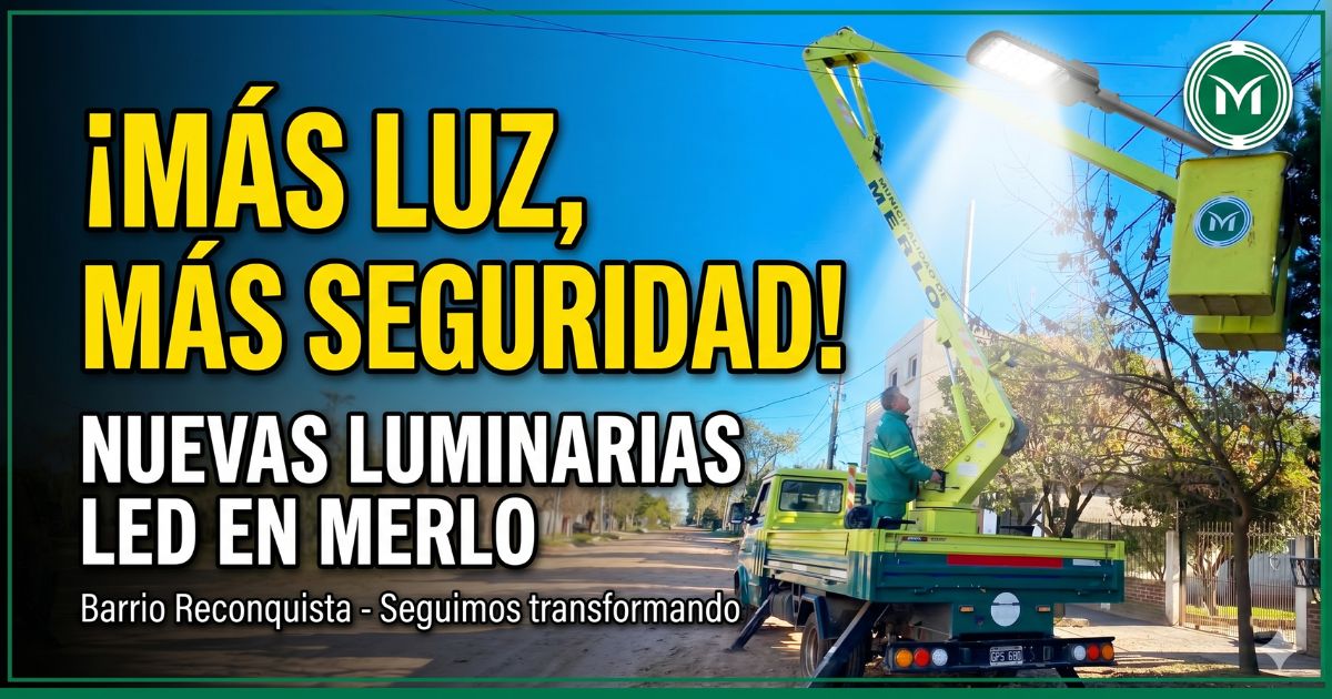Operarios de la Municipalidad de Merlo instalando nuevas luminarias LED en el Barrio Reconquista para brindar mayor seguridad vecinal.