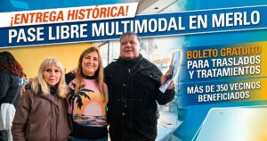 Vecinos mostrando su Pase Libre Multimodal en Merlo durante la entrega histórica de credenciales para transporte gratuito.