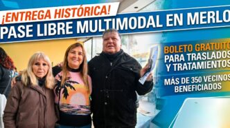 Vecinos mostrando su Pase Libre Multimodal en Merlo durante la entrega histórica de credenciales para transporte gratuito.