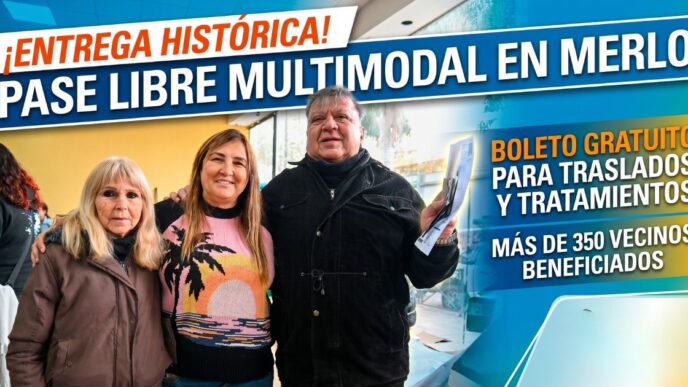 Vecinos mostrando su Pase Libre Multimodal en Merlo durante la entrega histórica de credenciales para transporte gratuito.