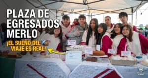 Jóvenes estudiantes de Merlo sonriendo en su stand de la Plaza de Egresados en el Parque de la Unidad Nacional, juntando fondos para su viaje de fin de curso.