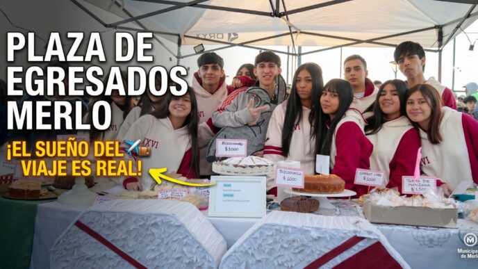 Jóvenes estudiantes de Merlo sonriendo en su stand de la Plaza de Egresados en el Parque de la Unidad Nacional, juntando fondos para su viaje de fin de curso.