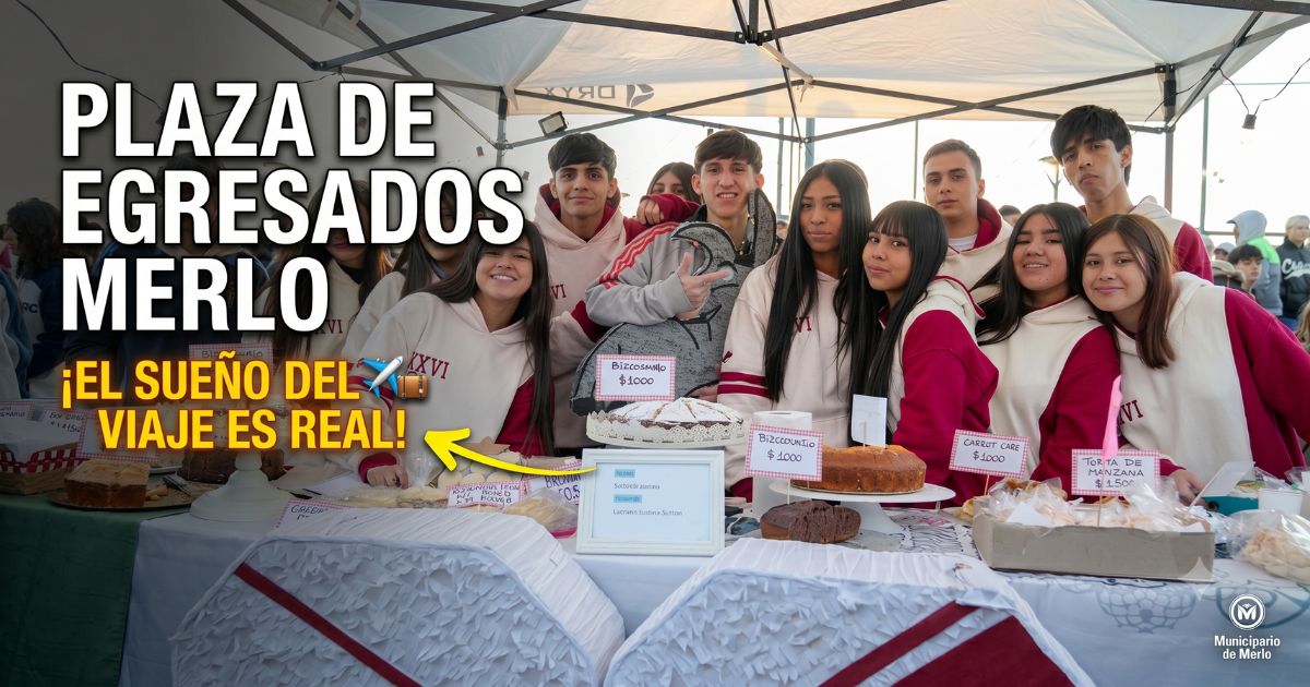 Jóvenes estudiantes de Merlo sonriendo en su stand de la Plaza de Egresados en el Parque de la Unidad Nacional, juntando fondos para su viaje de fin de curso.