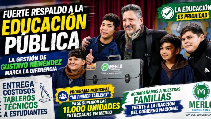 Intendente Gustavo Menéndez entregando tableros técnicos gratuitos a estudiantes en Merlo. Programa Mi Primer Tablero.