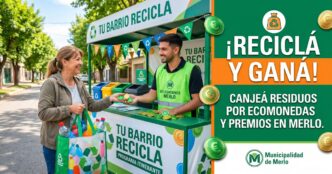 Vecina de Merlo entregando materiales reciclables en el stand de Tu Barrio Recicla a cambio de Ecomonedas y premios.