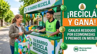 Vecina de Merlo entregando materiales reciclables en el stand de Tu Barrio Recicla a cambio de Ecomonedas y premios.
