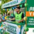 Vecina de Merlo entregando materiales reciclables en el stand de Tu Barrio Recicla a cambio de Ecomonedas y premios.