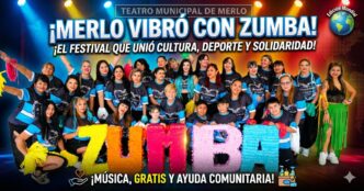 Gran grupo de vecinos y bailarines posando felices con un cartel de ZUMBA en el escenario del Teatro Municipal durante el Festival de Ritmos en Merlo.