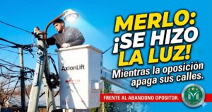 Un operario de la Municipalidad de Merlo en una hidroelevadora 'AxionLift' instalando una nueva y potente luminaria de calle bajo un cielo despejado. La imagen captura el trabajo activo de la gestión.