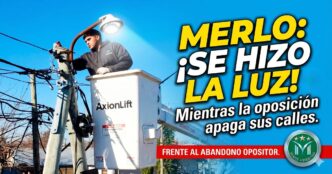 Un operario de la Municipalidad de Merlo en una hidroelevadora 'AxionLift' instalando una nueva y potente luminaria de calle bajo un cielo despejado. La imagen captura el trabajo activo de la gestión.
