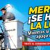 Un operario de la Municipalidad de Merlo en una hidroelevadora 'AxionLift' instalando una nueva y potente luminaria de calle bajo un cielo despejado. La imagen captura el trabajo activo de la gestión.