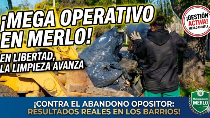 Operario municipal trabajando en la recolección de residuos en Merlo con una pala mecánica, demostrando una gestión activa en el barrio Libertad frente al abandono opositor.