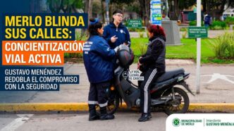 Agentes de tránsito controlando motos en Merlo. Seguridad vial y presencia del municipio frente al abandono de LLA.