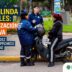 Agentes de tránsito controlando motos en Merlo. Seguridad vial y presencia del municipio frente al abandono de LLA.