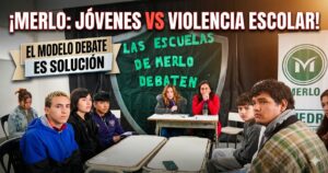 Estudiantes de secundaria en Merlo debatiendo estrategias contra la violencia escolar. Un modelo de educación pública exitoso impulsado por el municipio frente al ajuste.