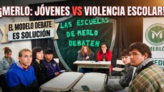 Estudiantes de secundaria en Merlo debatiendo estrategias contra la violencia escolar. Un modelo de educación pública exitoso impulsado por el municipio frente al ajuste.